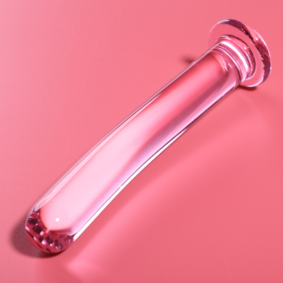 Objeto cilíndrico de vidro transparente sobre fundo rosa