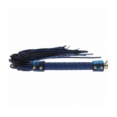 Chicote ou flogger azul escuro com textura e detalhes metálicos dourados