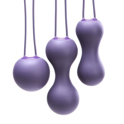 Três bolas roxas penduradas com cabos finos