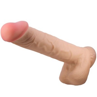 Dildo realista cor carne com texturas e escroto em fundo branco.