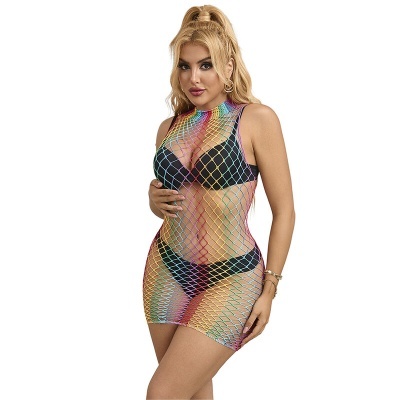 Vestido curto de rede colorida sobre lingerie preta