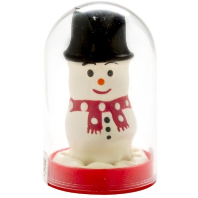 Boneco de neve com chapéu preto e cachecol vermelho dentro de cúpula transparente