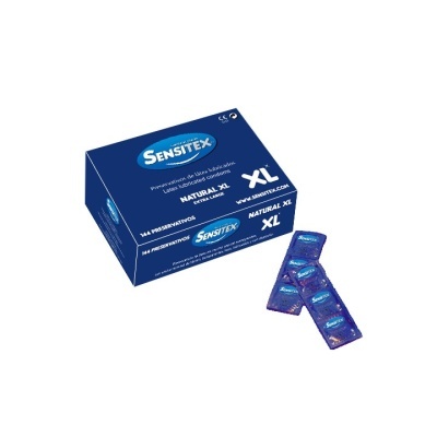 Caixa azul de preservativos Sensitex Natural XL e quatro preservativos individuais embalados