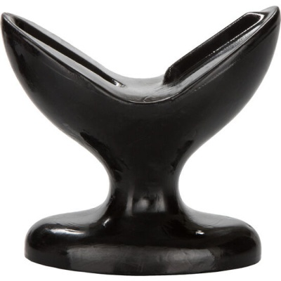 Escultura preta em forma de cauda de baleia