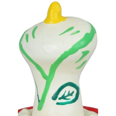 Boneco de borracha com padrões verdes e protuberância amarela.