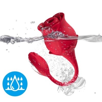 Vibrador rosa vermelho submerso em água com símbolo de resistência à água
