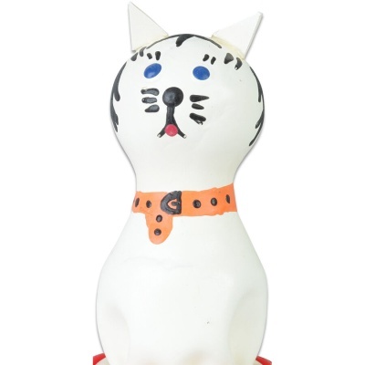 Boneco decorativo de gato branco com pintas pretas e coleira laranja
