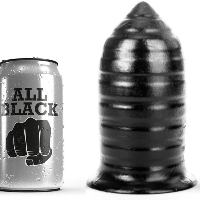 Lata cinzenta metálica com gotas de água e texto ALL BLACK ao lado de objeto preto cónico