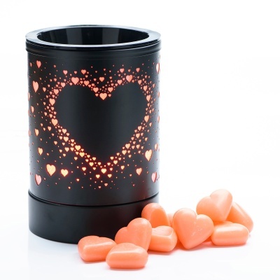 Suporte preto com recortes de corações iluminados e corações vermelhos à frente