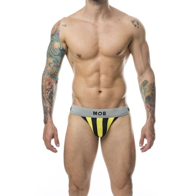 Cueca jockstrap amarela e preta com faixa cinzenta M+B usada por modelo tatuado