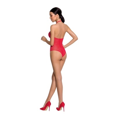 Mulher de costas com body vermelho de malha decote halter, sapatos de salto vermelho e brincos dourados