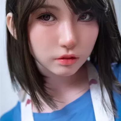 Boneca realista de rosto feminino com cabelo castanho e vestido azul