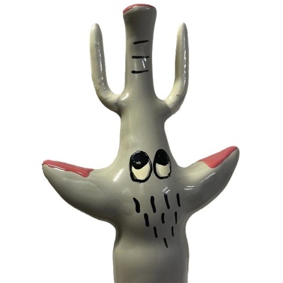 Escultura cerâmica de cacto cinzento com olhos pintados e detalhes cor-de-rosa
