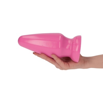 Produto rosa cónico com base larga segurado por uma mão