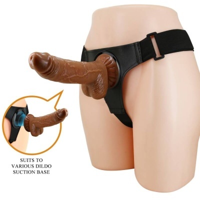 Manequim com cinta preta e dildo castanho com base de sucção