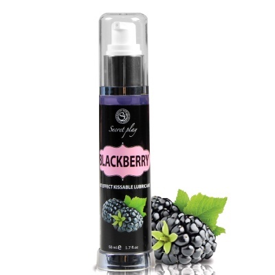 Frasco de lubrificante sabor amora com etiqueta preto e rosa e amoras ao lado