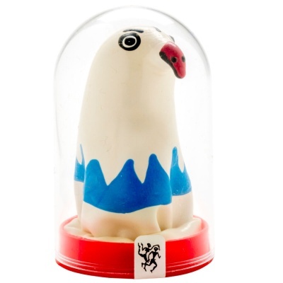 Figura de gaivota em cúpula transparente com base vermelha
