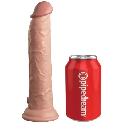Dildo realista cor pele e lata Pipedream vermelha em fundo branco