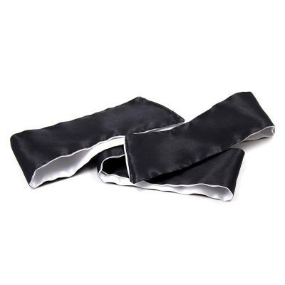 Cachecol preto e branco em tecido acetinado sobre fundo branco