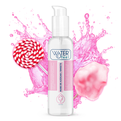Frasco de hidratante WATERfeel Nube de Azúcar com fundo branco e decoração rosa