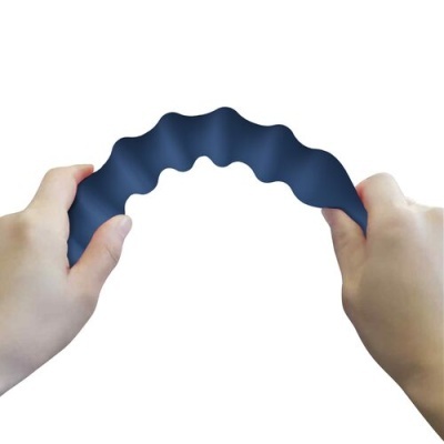 Duas mãos segurando objeto ondulado azul flexível