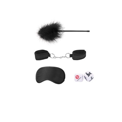 Conjunto de acessório preto com tapa olhos, algemas, flogger de plumas e dois dados brancos.
