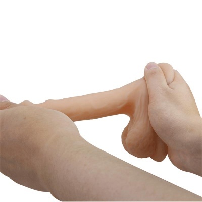 Produto de silicone em forma de pénis a ser esticado pelas mãos
