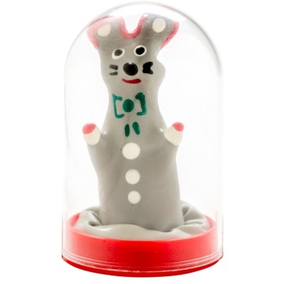 Boneco cão cinzento dentro de redoma de plástico com base vermelha
