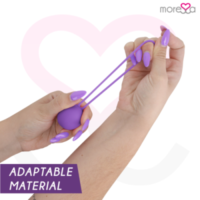 Bola roxa de material flexível e elástico sendo esticada por mãos com unhas pintadas de roxo