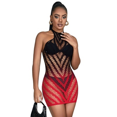 Vestido de malha preta e vermelha com padrão de círculos, ombro a ombro, usado por mulher