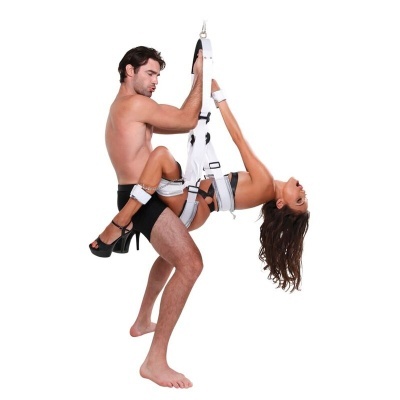Suspensão branca com correias, casal em fundo branco