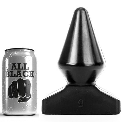 Lata prateada com texto ALL BLACK ao lado de objeto preto cónico com base larga e número 9