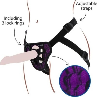 Arnês roxo com padrão de renda preta e três argolas de bloqueio ajustáveis, mostrado num modelo branco com contornos marrons