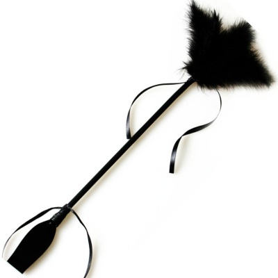 Pluma preta sedosa com cabo e fitas pretas sobre fundo branco