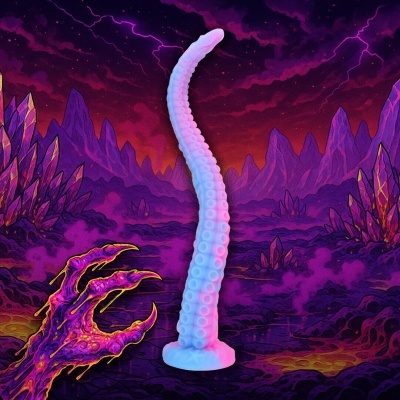 Figura de tentáculo azul e rosa com ventosas, diante de fundo rochoso roxo e vermelho com relâmpagos.