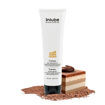 Frasco branco de gel deslizante Inlube com descrição em várias línguas e bolo tiramisu em pó de cacau.