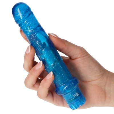 Vibrador azul translúcido brilhante com textura detalhada, segurado por uma mão.