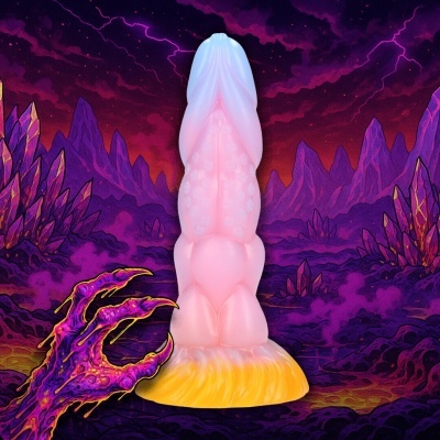 Objeto de silicone colorido com textura irregular em fundo ilustrado roxo.