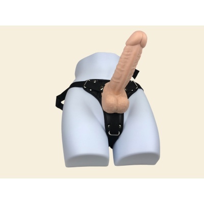 Manequim com arnês preto e dildo em silicone cor pele