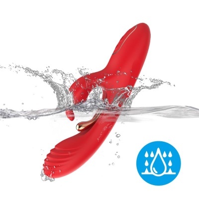 Vibrador vermelho à prova de água com textura ondulada e detalhe metálico