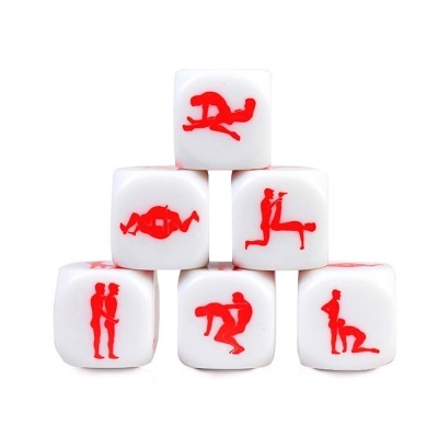 Dados brancos com ilustrações vermelhas de posições sexuais