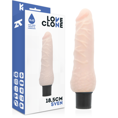 Vibrador realista em tom pele ao lado da embalagem Love Clone azul e branca.