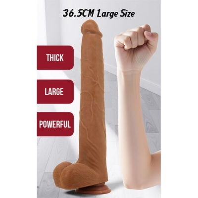 Dildo castanho grande com ventosa ao lado de braço para comparação