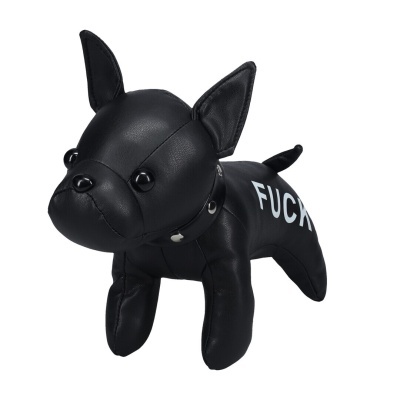 Estátua de cão preto estilo couro com texto branco FUCK na lateral.