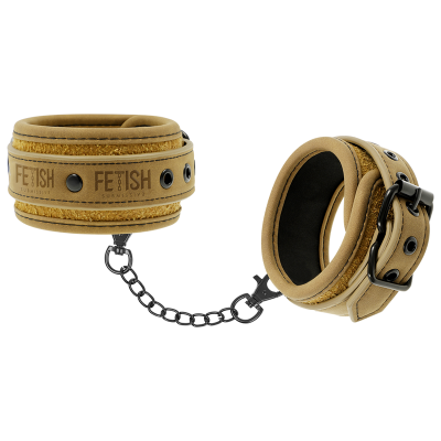 Braceletes fetiche de pele sintética bege com corrente preta e texto impresso.