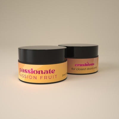 Dois frascos de cosméticos com tampas pretas e rótulos laranja
