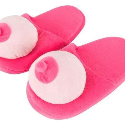 Chinelos rosa com design de seios em tecido felpudo