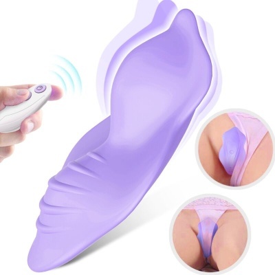 Dispositivo sexual vibratório lilás com controle remoto branco ao lado de imagens de uso.