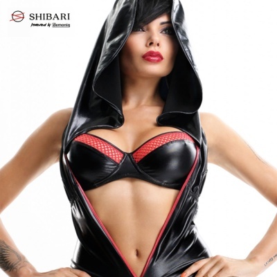 Top biquíni preto e vermelho com colete de capuz preto brilhante
