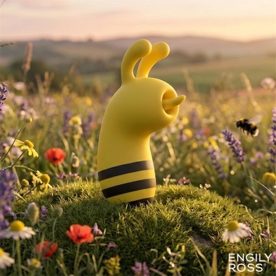 Figura amarela estilizada parecida com uma abelha em campo florido com musgo e flores